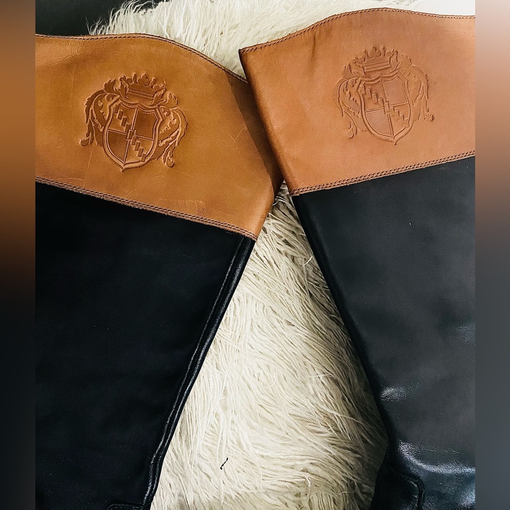 Women’s Genuine Leather Black Brown Tall Riding Boot Crest Detail Size 7.5 - Picture 2 of 6